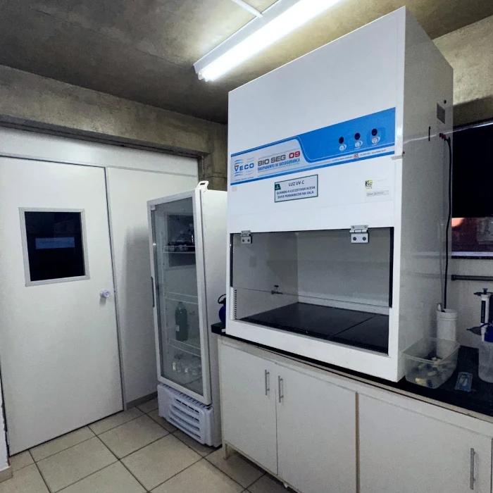 Detalhe de um equipamento de análise com frascos de amostra.