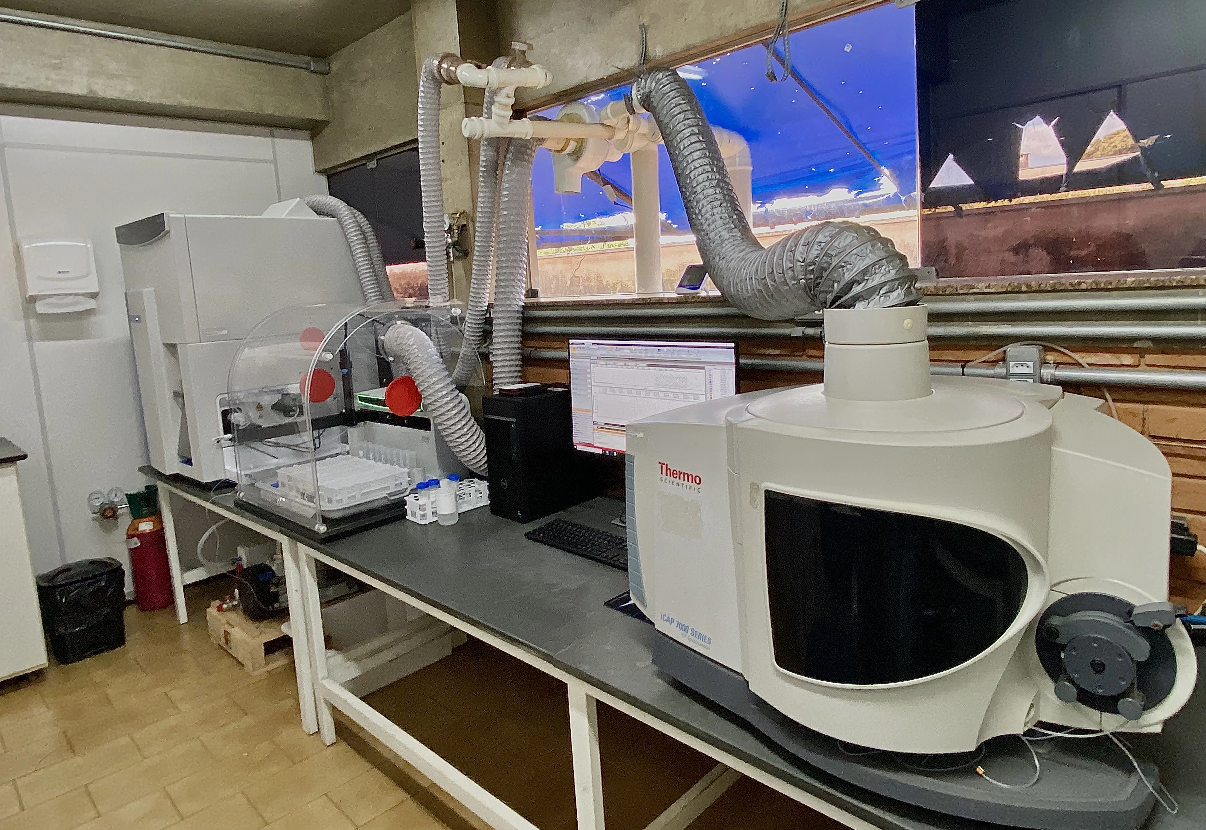 Equipamento cromatógrafo a gás de alta performance em uso.