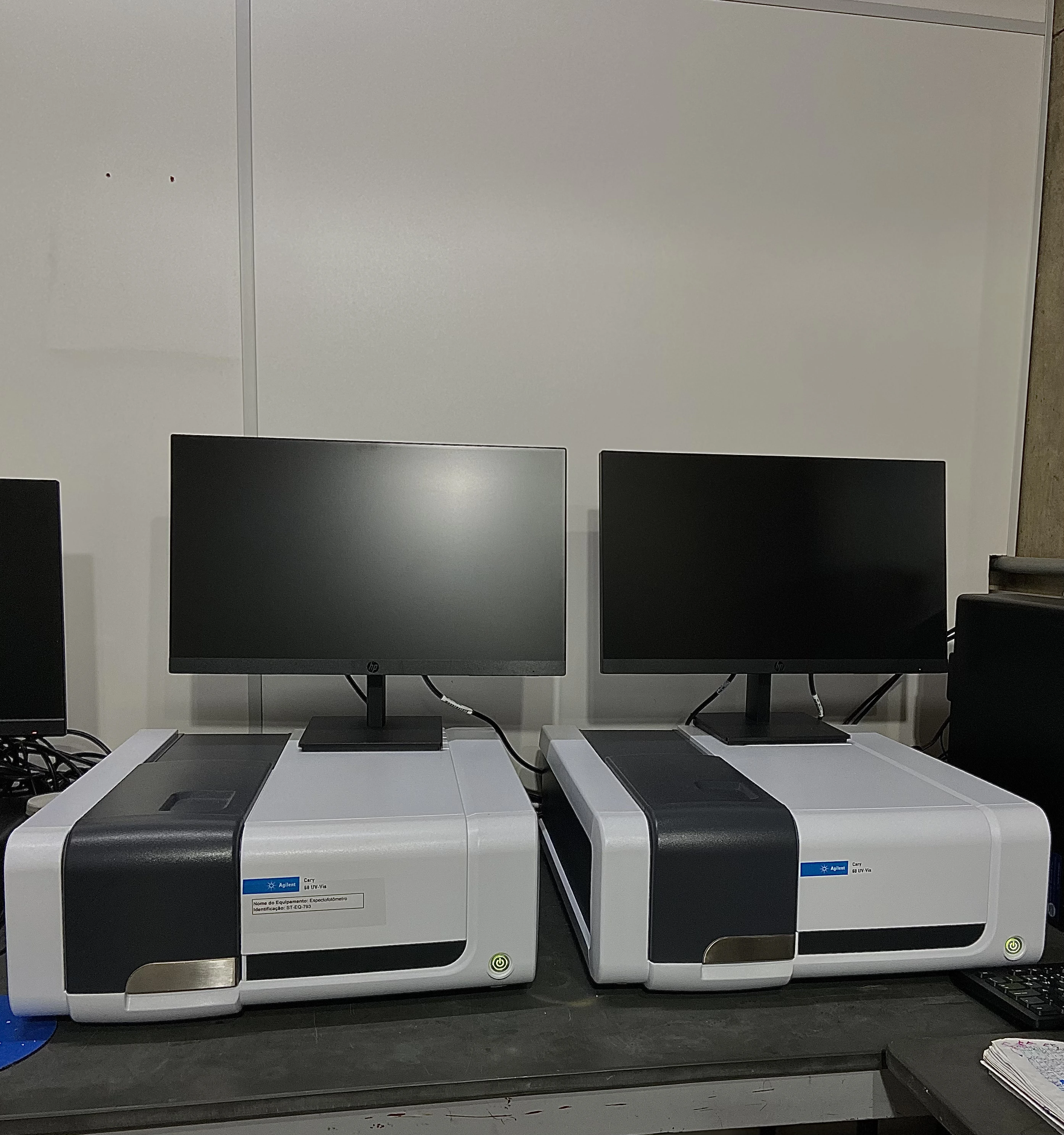 Vista geral do laboratório limpo e organizado da Suprema Analítica.