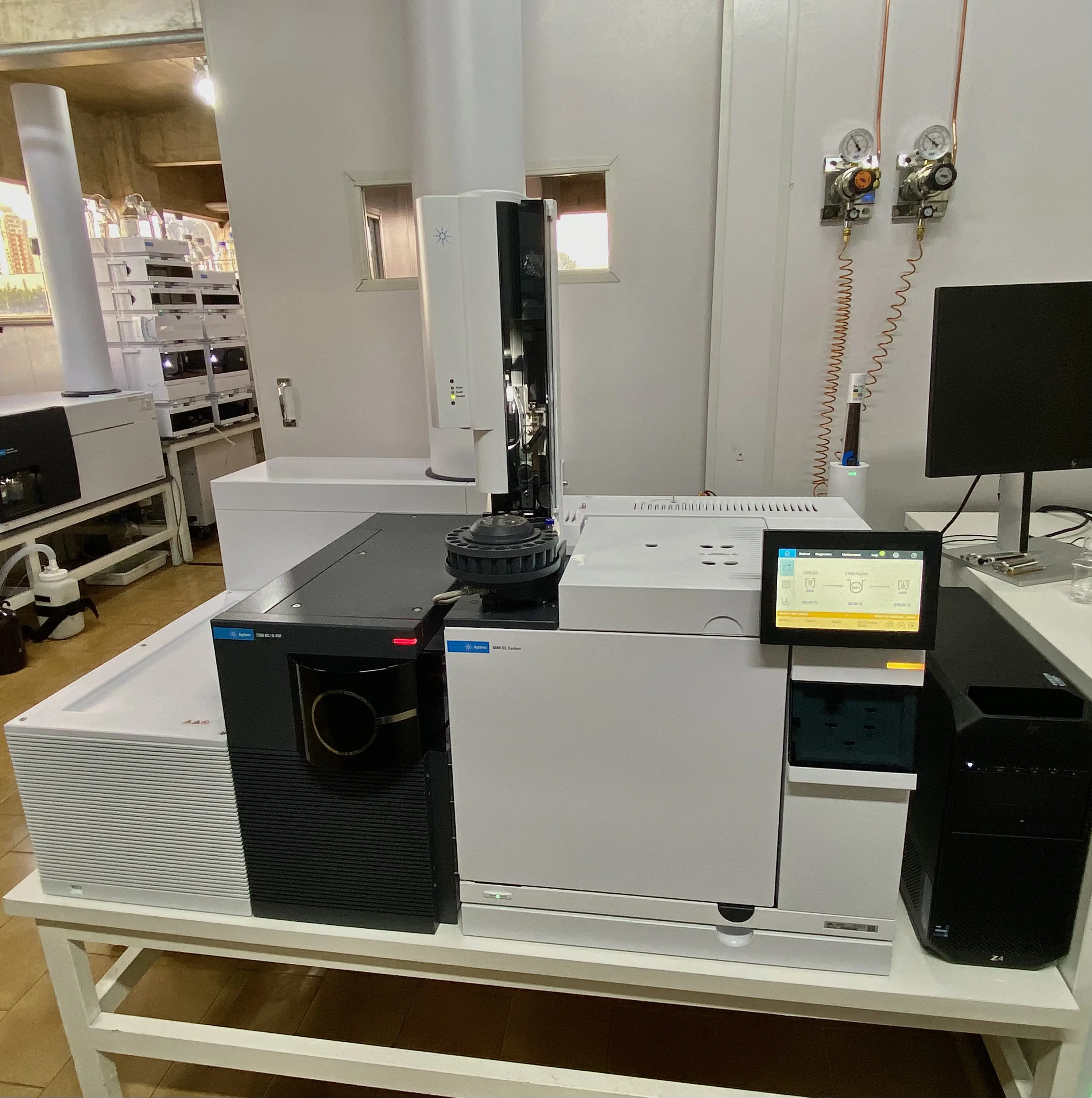 Área de trabalho do laboratório com equipamentos de análise modernos.