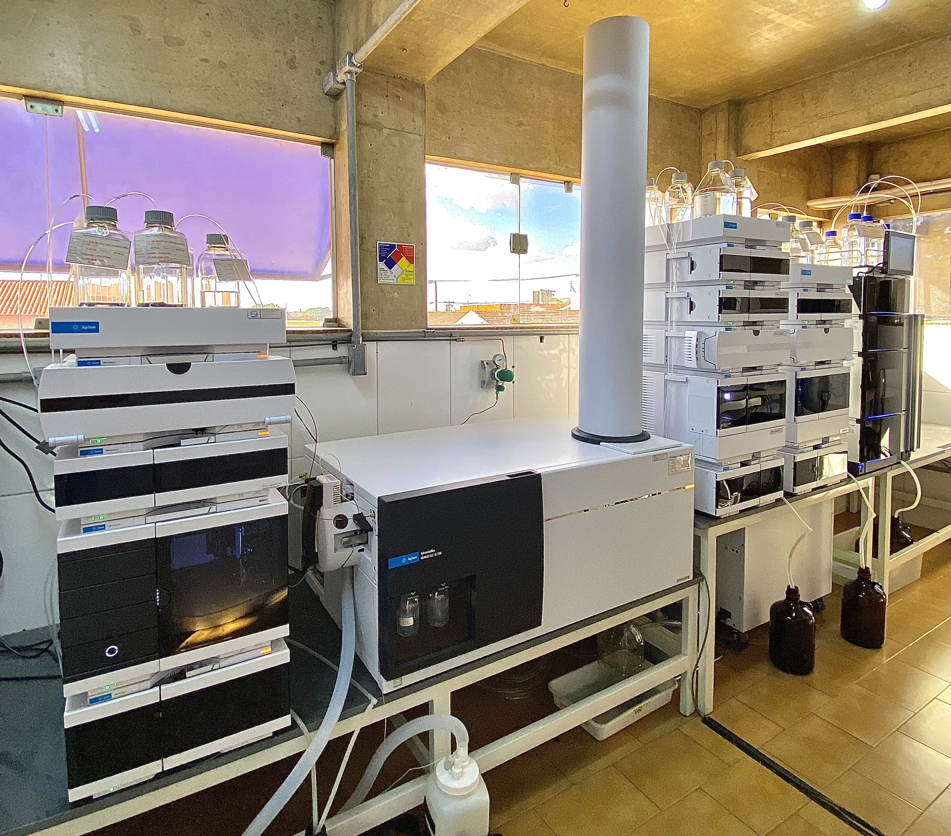 Laboratório da Suprema Analítica com espectrômetro de emissão atômica.